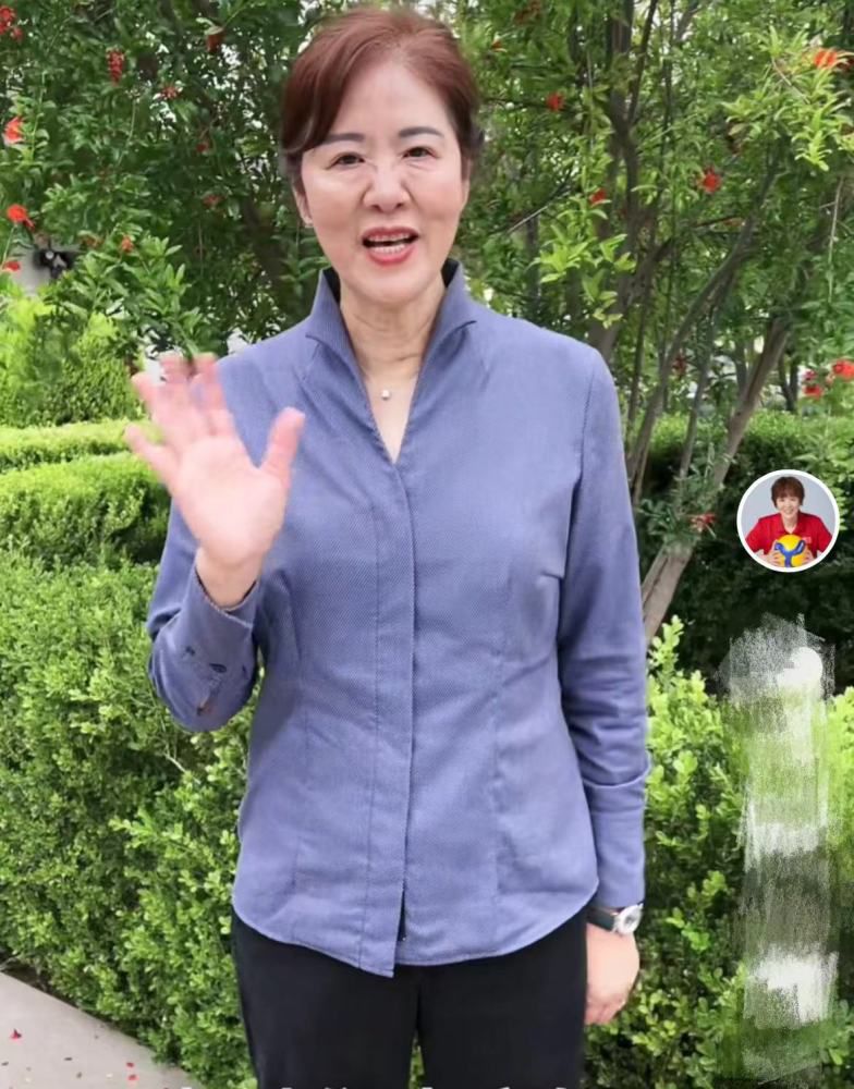 沃恩（杰弗里·迪恩·摩根饰）为拯救病重女儿被迫成劫匪，与同伴（戴夫·巴蒂斯塔饰）掳掠了赌场年夜亨教皇（罗伯特·德尼罗）300万美金。不意策应的同伙临阵脱逃，他们被迫劫持了一辆载着妊妇、小孩、白叟等一众乘客的巴士。在全美及媒体的时刻存眷下，他们遭到了以克丽丝为首的特警追捕，与此同时，赌场派来的杀手也在步步迫近……面临掉控的场合排场、乘客安危和病院缴费刻日，沃恩可否在12小时内挑战不成能，在疯狞恶走的火伴、接连不竭的特警进犯中成功拿走巨额劫款并解救人质生命？